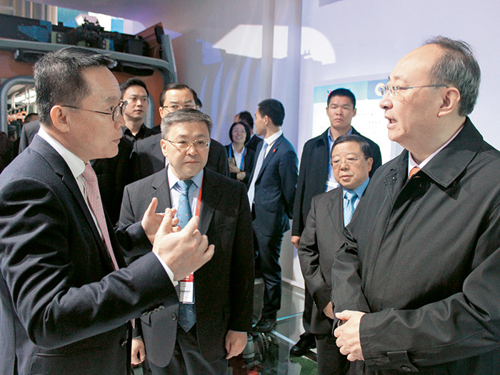  四川省委副书记、省长尹力在2016年西博会莅临成都展馆亚新（中国）有轨电车展区